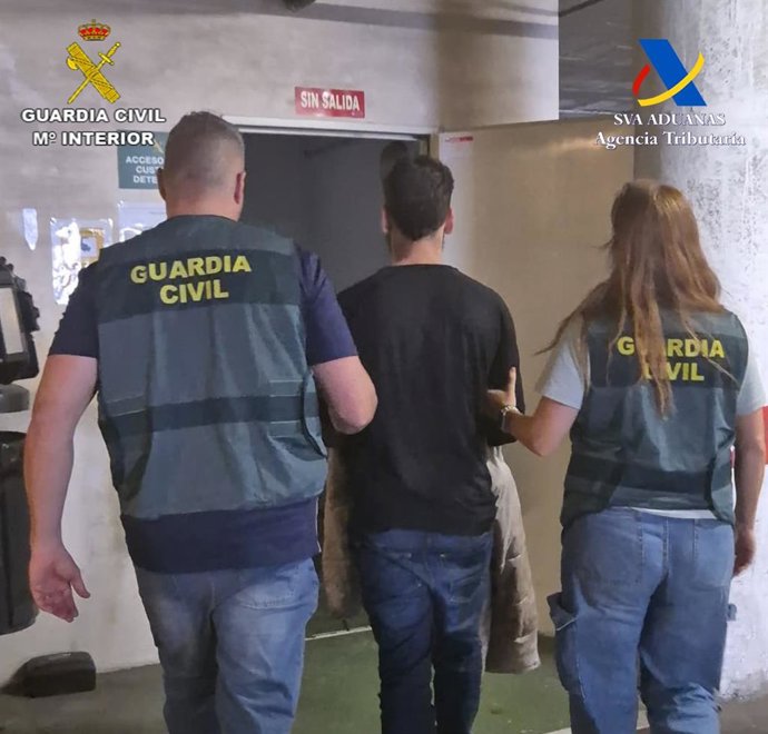 El detenido, conducido por agentes.