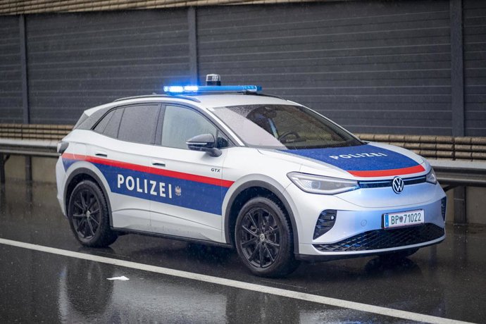 Archivo - Arquivo - Um veículo da polícia austríaca durante um protesto em Kufstein em dezembro de 2023 (arquivo)