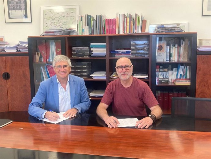 Gil Sevillano y Ramón Vidal en la firma del convenio.