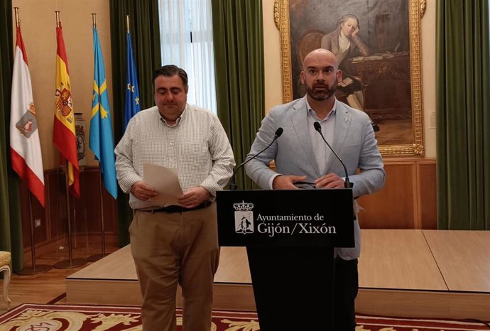 El concejal de Urbanismo del Ayuntamiento de Gijón, Jesús Martínez Salvador (Foro),  en rueda de prensa en el Consistorio gijonés, acompañado del edil de Tráfico, Transporte Público y Movilidad, Pelayo Barcia.