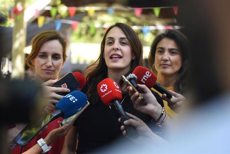 La portavoz de Más Madrid en el Ayuntamiento, Rita Maestre, ofrece declaraciones a los medios antes de la verbena de Más Madrid bajo el nombre de La Madrileña 2025, en el Auditorio del Parque Paraíso, a 24 de mayo de 2025, en Madrid (España).