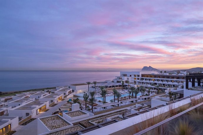 Archivo - Swimming pool and sunset Fairmont La Hacienda Hotel ,  La Alcaidesa,  Andalucia. Spain.