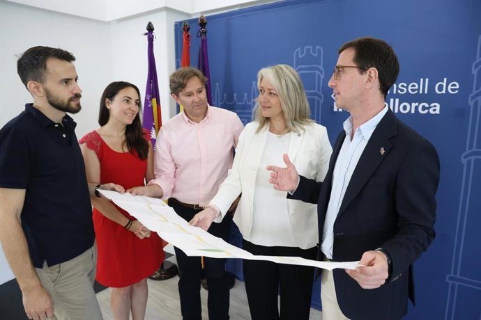 El presidente del Consell de Mallorca, Llorenç Galmés (derecha), y la consellera insular de Promoción Económica y Desarrollo Local, Pilar Amate (2ª por la derecha), presentan el proyecto al alcalde de Maria de la Salut, Jaume Ferriol (centro).