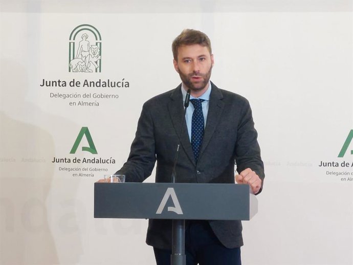 El delegado de Inclusión Social, Juventud, Familias e Igualdad de la Junta de Andalucía en Almería, Francisco Bellido, durante la rueda de prensa.