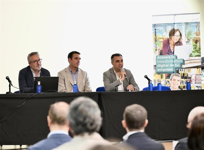 De izquierda a derecha en la imagen el diputado provincial de Desarrollo, Antonio Díaz, el alcalde de Alhendín, Jorge Sánchez, y el presidente de la Diputación de Granada, Francis Rodríguez