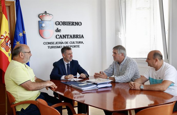 El consejero de Cultura, Turismo y Deporte, Luis Martínez Abad, se reúne con el alcalde de Solórzano, Santiago Campos