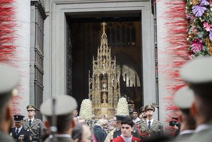 Archivo - La Custodia saliendo por la Catedral de Toledo en la fiesta del Corpus