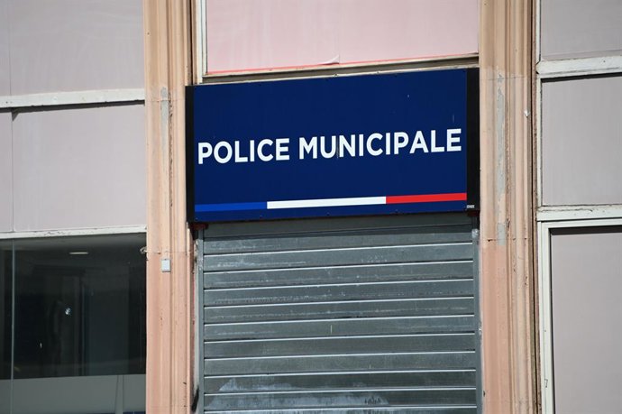 1º de junho de 2025, Marselha, França: Vista da entrada da nova delegacia de polícia municipal com 24 policiais, localizada na 42 Canebière, que foi criada em colaboração com a delegacia de polícia de Noailles.