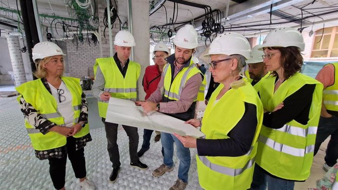 La consejera de Salud, Concepción Saavedra, visita las obras del centro de salud de Sotrondio.