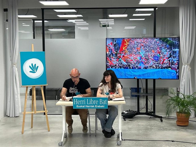 El portavoz de Gure Esku, Josu Etxaburu, y la responsable de comunicación, June Romatet, en rueda de prensa en San Sebastián