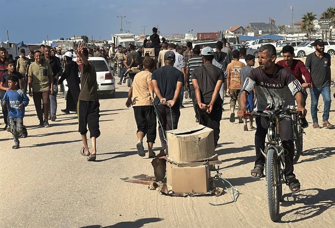 27 de maio de 2025, Rafah, Faixa de Gaza, Território Palestino: Palestinos em busca de ajuda se reúnem perto de um local de distribuição de ajuda administrado pela Gaza Humanitarian Foundation, apoiada pelos EUA, em Rafah, no sul da Faixa de Gaza, em 27 d