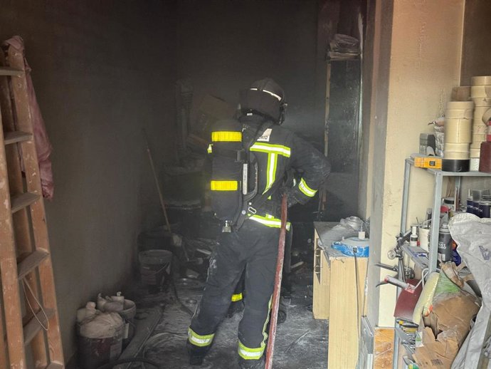 Efectivos de Bomberos de la Comunidad de Madrid apagan un incendio en un cuarto de almacenaje de una urbanización de Pozuelo de Alarcón