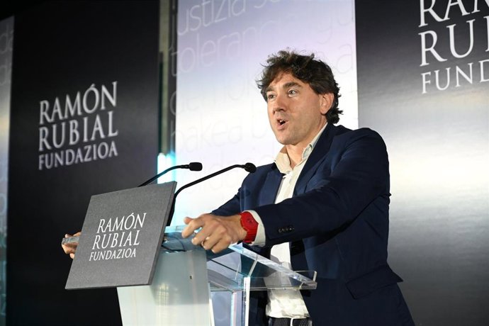 El secretario general del PSE-EE, Eneko Andueza, interviene durante la entrega de los Premios Ramón Rubial en su 18ª edición