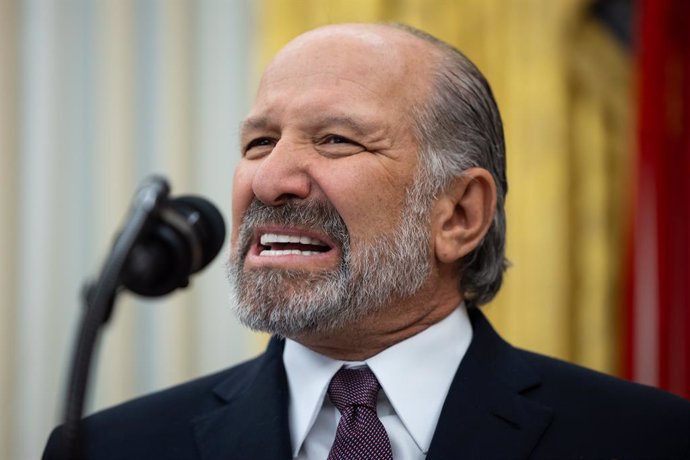 Archivo - February 21, 2025, Washington, District Of Columbia, USA: United States Secretary of Commerce Howard Lutnick delivers remarks after taking the ceremonial oath of office in the Oval Office of the White House in Washington, DC, US, Friday, Februar
