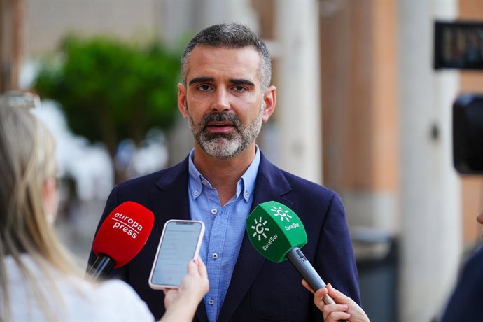 El consejero de Agricultura, Pesca, Agua y Desarrollo Rural, Ramón Fernández-Pacheco atiende a los medios de comunicación antes del comienzo del Clúster andaluz de Bioeconomía Circular. A 10 de junio de 2025 en Sevilla, Andalucía (España). El consejero de