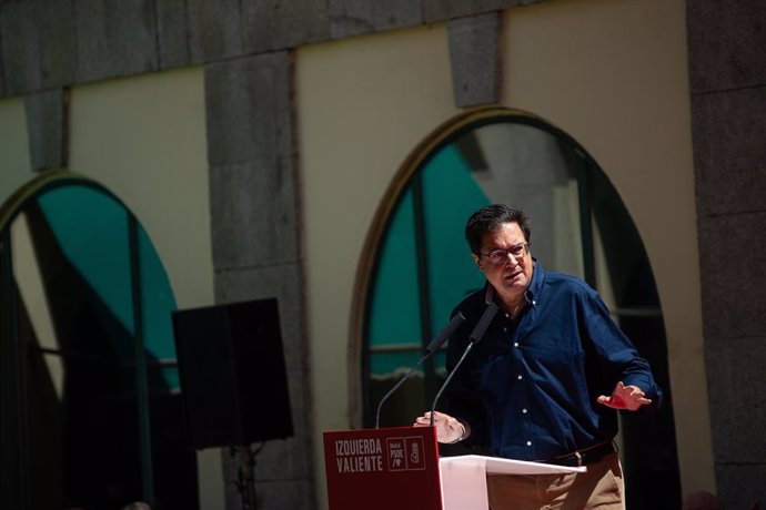 El secretario general del PSOE de Madrid y ministro para la Transformación Digital y de la Función Pública, Óscar López, interviene durante la clausura del foro del PSOE 'El municipalismo valiente en Madrid’, en la escuela Julián Besteiro, a 31 de mayo de