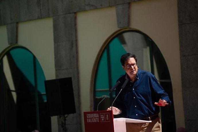 O Secretário Geral do PSOE de Madri e Ministro da Transformação Digital e do Serviço Civil, Óscar López, discursa no encerramento do fórum do PSOE "El municipalismo valiente en Madrid", na Escola Julián Besteiro, em 31 de maio.