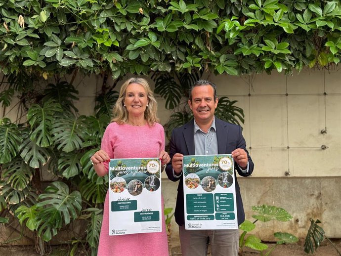 El conseller insular de Presidencia, Antoni Fuster, y la directora insular de Juventud y Participación, Carmen Ripoll