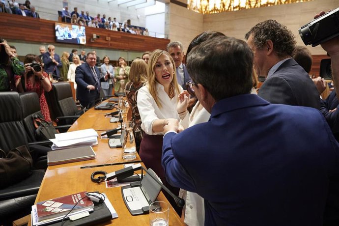 Imagen de archivo del secretario general del PSOE de Extremadura, Miguel Ángel Gallardo, saludando a la presidenta de la Junta, María Guardiola, durante un pleno en el que el socialista tomó posesión de su acta como diputado