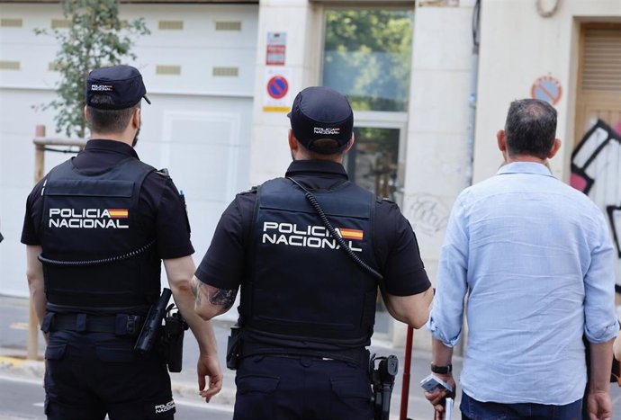 Agentes de Policía Nacional en el exterior de la casa del exministro de Transportes José Luis Ábalos durante un registro por parte de la UCO