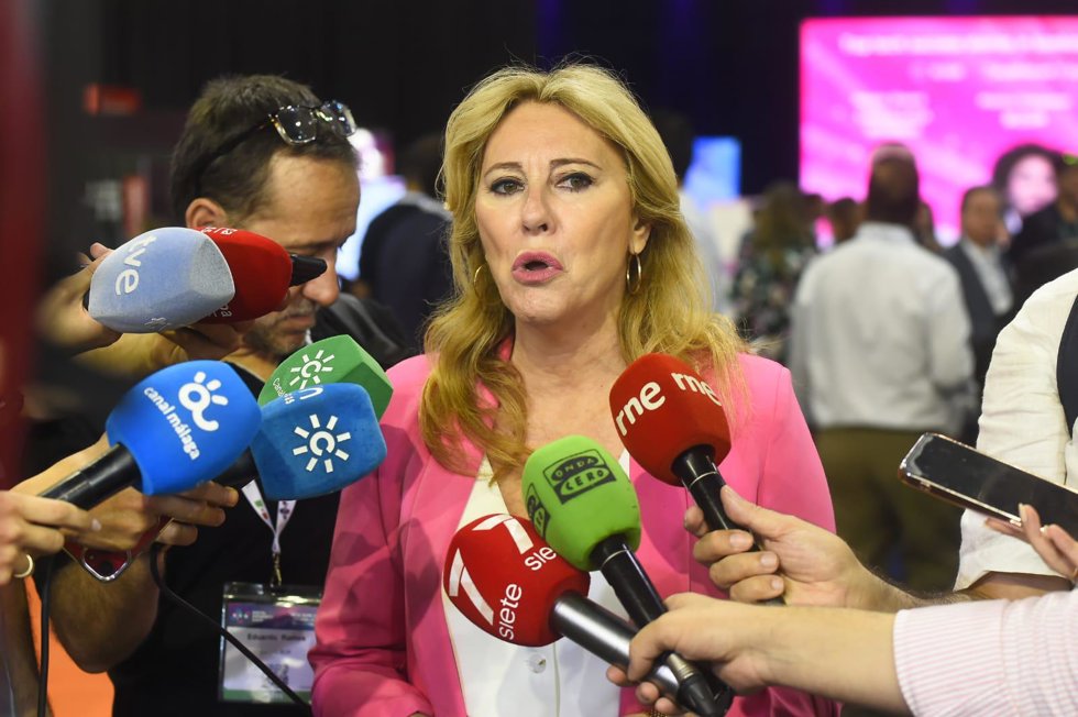 La consejera de Economía, Hacienda y Fondos Europeos y portavoz de la Junta de Andalucía, Carolina España, atiende a los medios en Málaga