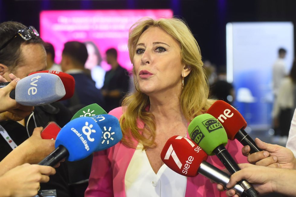 La consejera de Economía, Hacienda y Fondos Europeos y portavoz de la Junta de Andalucía, Carolina España, atiende a los medios en Málaga