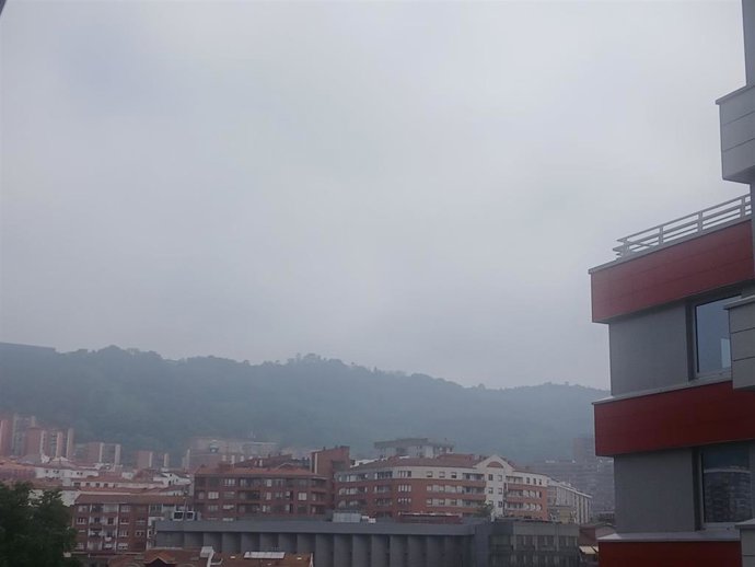 El cielo en Bilbao, este martes.