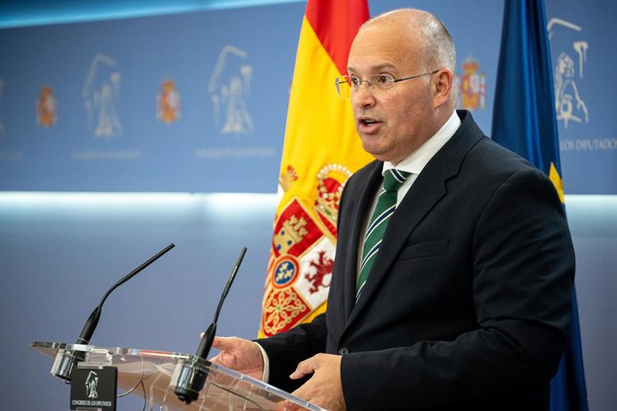 O porta-voz do PP no Congresso, Miguel Tellado, durante uma coletiva de imprensa no Congresso dos Deputados, em 3 de junho de 2025, em Madri (Espanha).