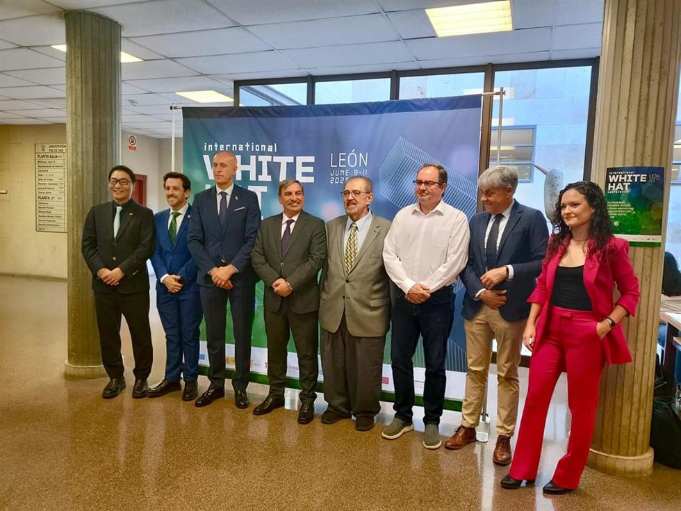 Representantes políticos e institucionales asisten en la Universidad de León a la inauguración de la VI White Hat Conference IA, Ciberdelincuencia y Ciberdefensa.