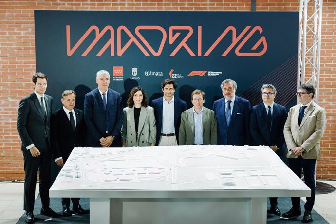 Archivo - La presidenta de la Comunidad de Madrid, Isabel Díaz Ayuso,  el alcalde de Madrid, José Luis Martínez Almeida, y el piloto de Fómula 1, Carlos Sainz,  durante la presentación del circuito de Fórmula 1 Madring, en IFEMA Madrid, a 25 de abril de 2