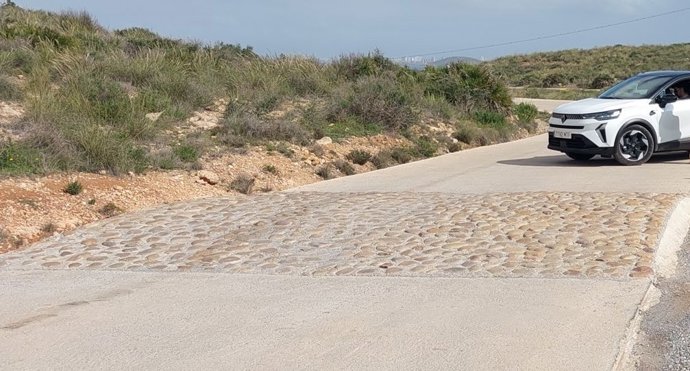 Badén reductor de velocidad en el Parque Regional de Calblanque, Monte de las Cenizas y Peña del Águila