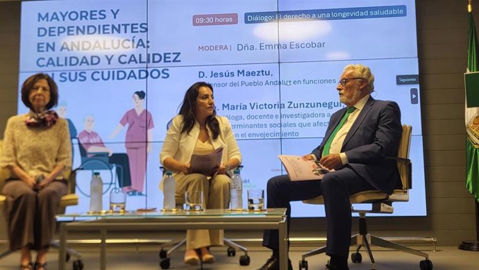 El Defensor del Pueblo Andaluz en funciones, Jesús Maeztu, en la jornada, 'Mayores y dependientes: calidad y calidez en sus cuidados', organizada por la Defensoría, en la Fundación Caja Rural del Sur (Sevilla).