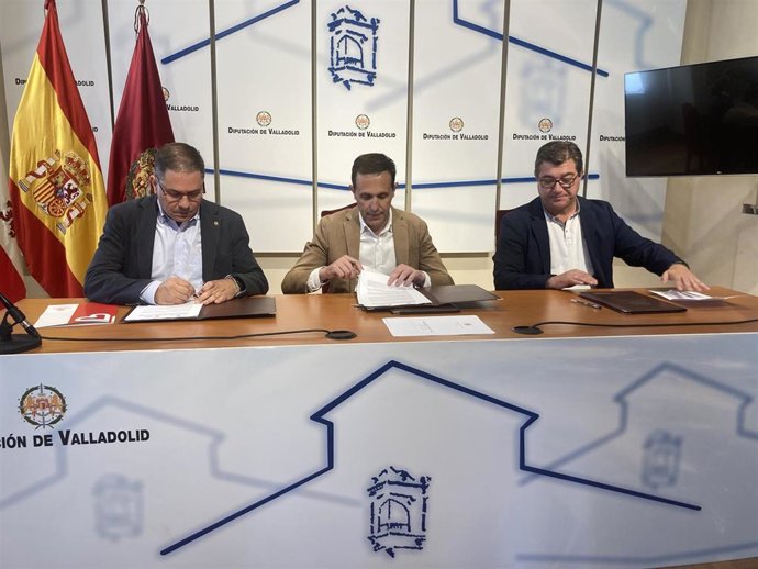 El presidente de Cáritas Valladolid, Guenther Eduardo Boelhoff (i) y el de Cruz Roja, Juan José Zancada (d), firman junto a Conrado Íscar el convenio que une a las tres instituciones.