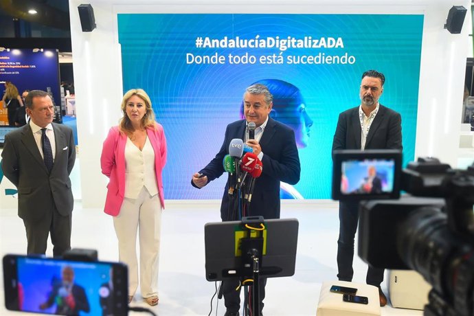 Sanz ha informado durante su visita junto con Carolina España al estand de la Junta de Andalucía en Digital Entreprise Show (DES) 2025 en Málaga, el que el consejero ha definido como "el mayor evento tecnológico de Europa",.