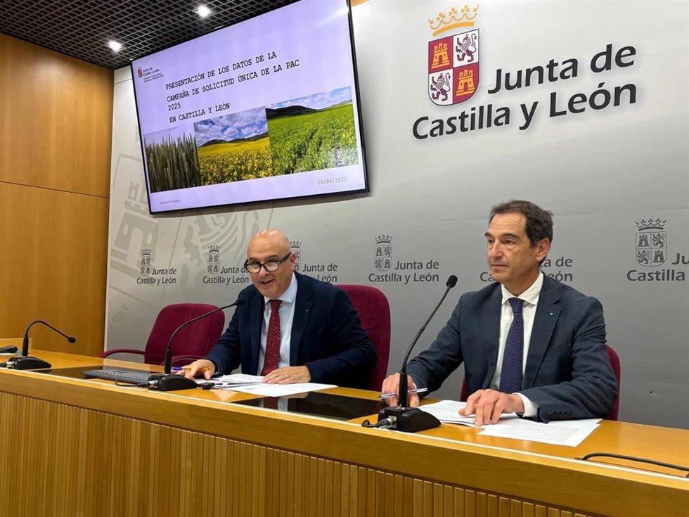 El viceconsejero de Política Agraria Comunitaria y Desarrollo Rural, Jorge Llorente Cachorro, (i) y el director general de Política Agraria Comunitaria, Ángel Gómez Rivero.