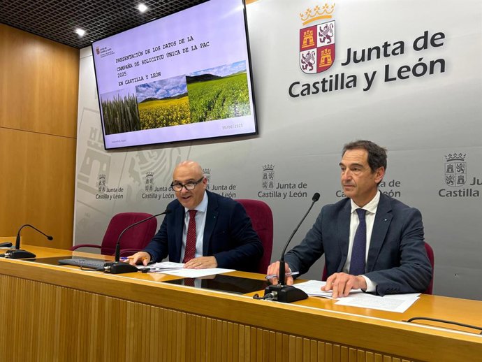 El viceconsejero de Política Agraria Comunitaria y Desarrollo Rural, Jorge Llorente Cachorro, (i) y el director general de Política Agraria Comunitaria, Ángel Gómez Rivero.