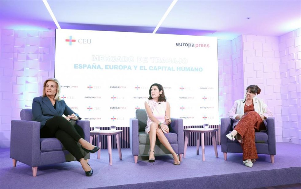 La presidenta de la Fundación CEOE, Fátima Báñez (D), y la Consejera de Empleo, Empresa y Trabajo Autónomo de la Junta de Andalucía, Rocío Blanco (C), durante el Encuentro Informativo Mercado de trabajo: España, Europa y el capital humano.