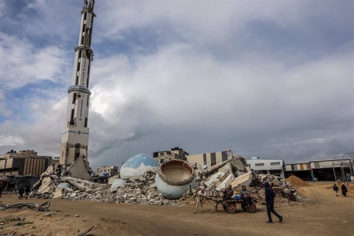 Archivo - Una mezquita destruida en la ciudad de Jan Yunis a causa de un ataque del Ejército de Israel, en el marco de la ofensiva lanzada contra la Franja de Gaza tras los ataques del 7 de octubre de 2023 (archivo)