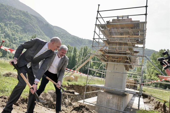 El presidente del Gobierno de Aragón, Jorge Azcón, pone la primera piedra del telecabina Benasque-Cerler.