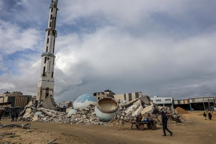 Archivo - Arquivo - Uma mesquita destruída na cidade de Khan Younis por um ataque do exército israelense como parte da ofensiva lançada contra a Faixa de Gaza após os ataques de 7 de outubro de 2023 (arquivo).