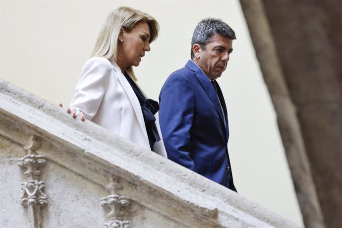 El presidente de la Generalitat Valenciana, Carlos Mazón, y la vicepresidenta y consellera de Servicios Sociales, Igualdad y Vivienda, Susana Camarero, durante un acto institucional, en el Palau de la Generalitat, a 14 de mayo de 2025, en Valencia, Comuni
