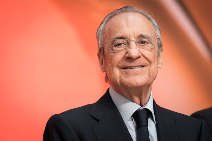 El presidente del Real Madrid, Florentino Pérez, durante la entrega de la Medalla de Oro de la Administración autonómica al futbolista del Real Madrid, Dani Carvajal, en la Real Casa de Correos, a 27 de mayo de 2025, en Madrid (España). El Gobierno de Isa