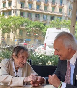 Angelina Torres, de 112  años, con el doctor Manuel de la Peña.