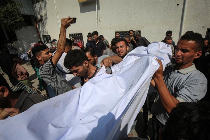 Palestinos na Cidade de Gaza carregam o corpo de um homem morto em um ataque do exército israelense na Faixa de Gaza.
