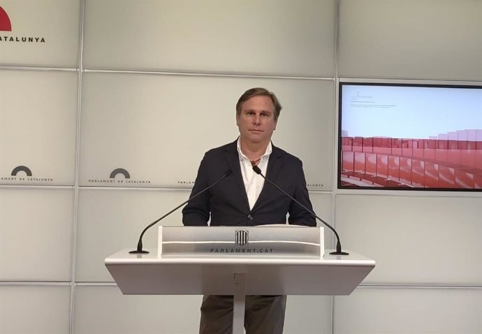 El portavoz de Vox en el Parlament, Joan Garriga, en rueda de prensa.