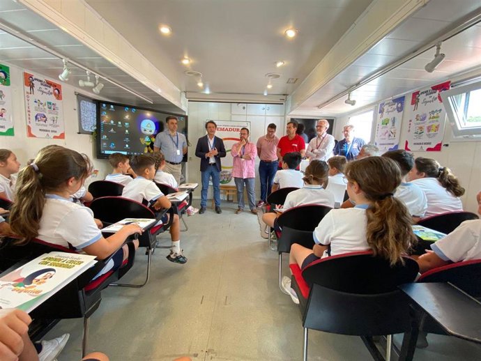Escolares del SAFA San Luis en El Puerto de Santa María en el aulabús de la campaña 'Aprende a crecer con seguridad con Segurit@'