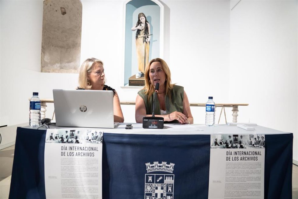 La diputada provincial Esther Álvarez junto a la ponente Carmen González durante la conferencia celebrada en el Murec con motivo del Día Internacional de los Archivos.