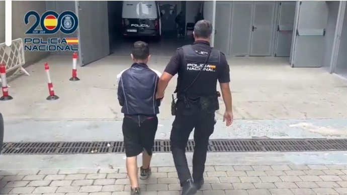 La Policía Nacional detiene a un hombre con órdenes de búsqueda