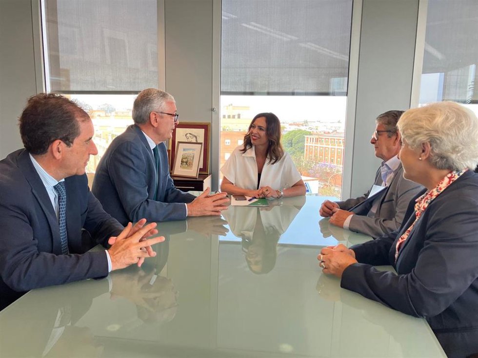 Rocío Díaz con representantes de Maderas Aguilar.