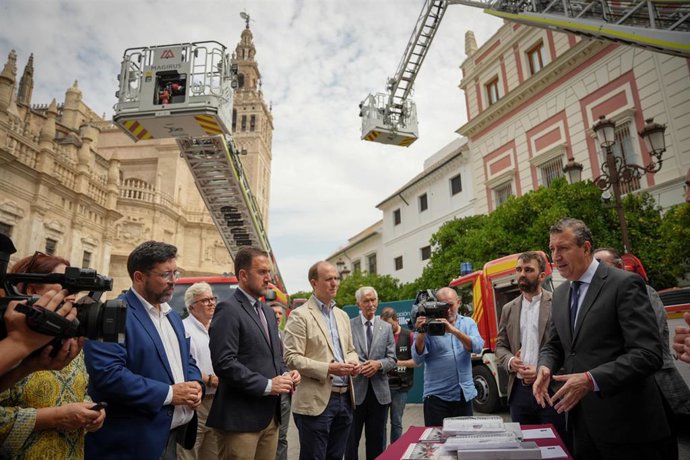 El presidente de la Diputación, Javier Fernández, durante la entrega de los nuevos vehículos Auto Escala Automática (AEA) de Bomberos. A 10 de junio de 2025, en Sevilla (Andalucía, España).